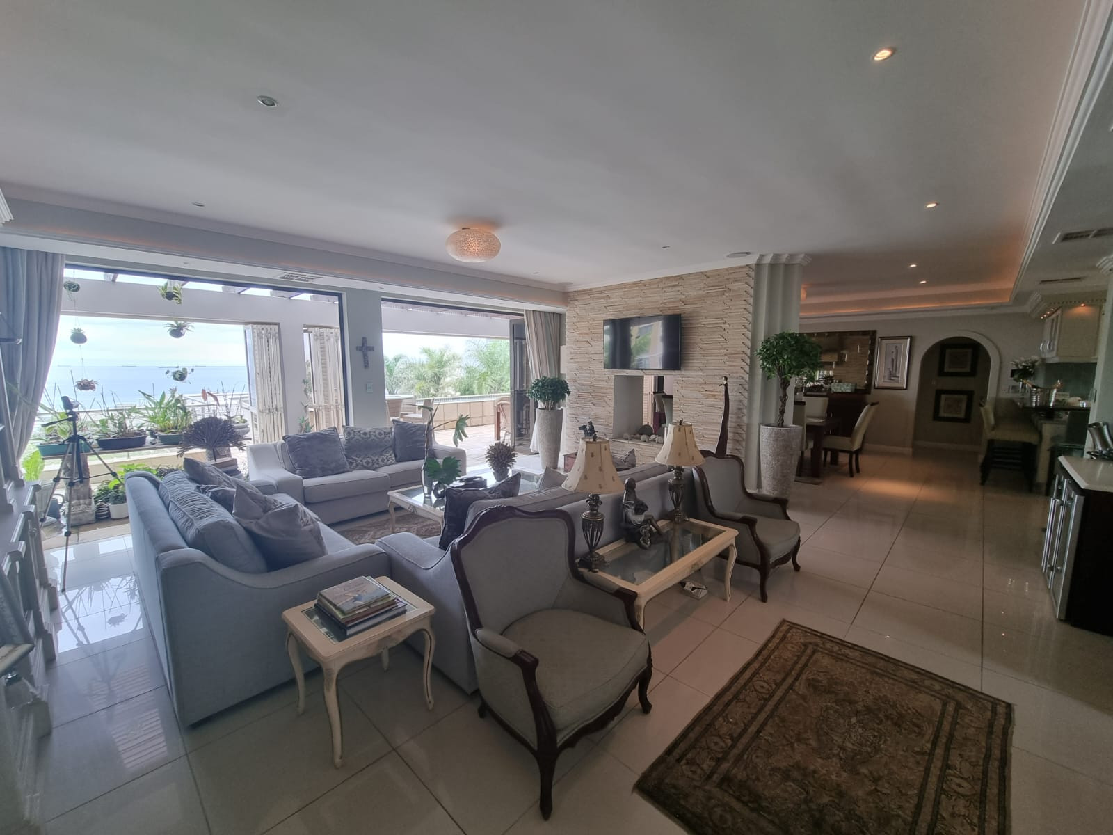 Image showcasing Sunshine Coast Beachfront Penthouse w' Ocean Views 【 MAR 2026 ...