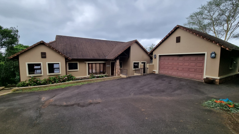 5 Bedroom Home within Kirtlington Park in Hillcrest Property Images