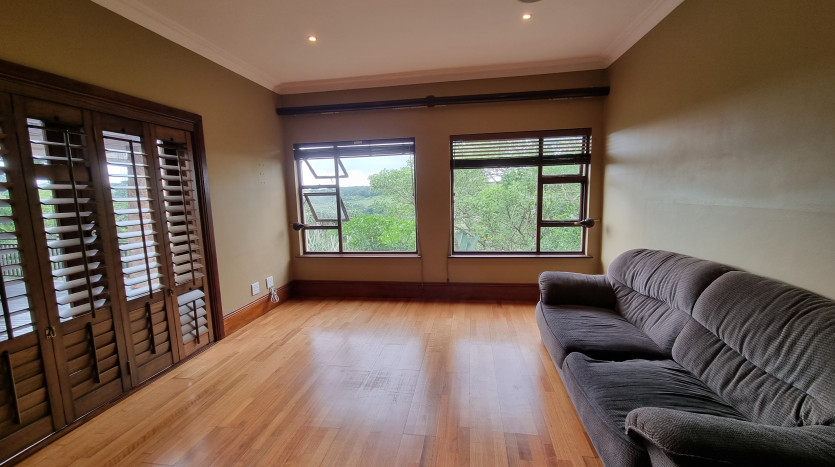 5 Bedroom Home within Kirtlington Park in Hillcrest Property Images