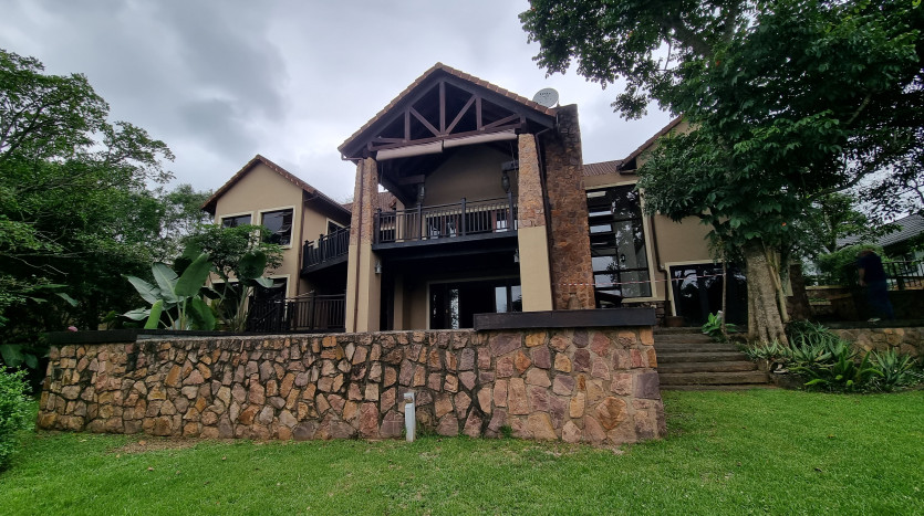 5 Bedroom Home within Kirtlington Park in Hillcrest Property Images