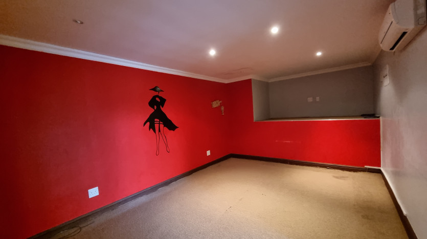 5 Bedroom Home within Kirtlington Park in Hillcrest Property Images