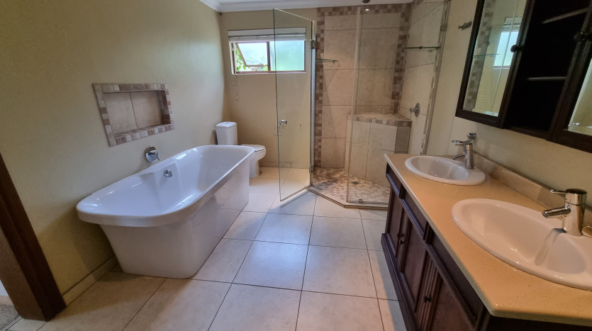 5 Bedroom Home within Kirtlington Park in Hillcrest Property Images