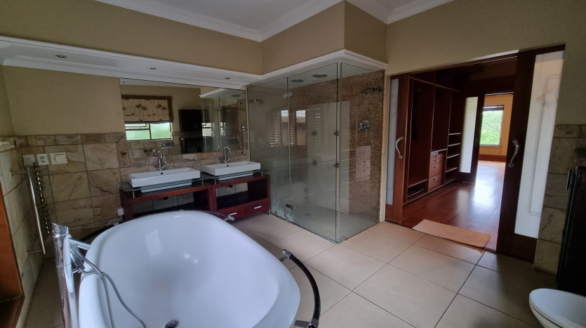 5 Bedroom Home within Kirtlington Park in Hillcrest Property Images