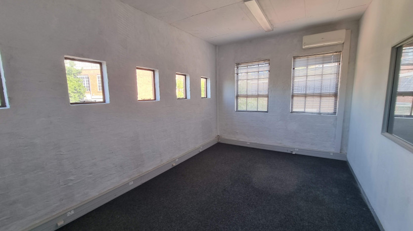 4 Industrial Units in Close Proximity to N3 Property Images