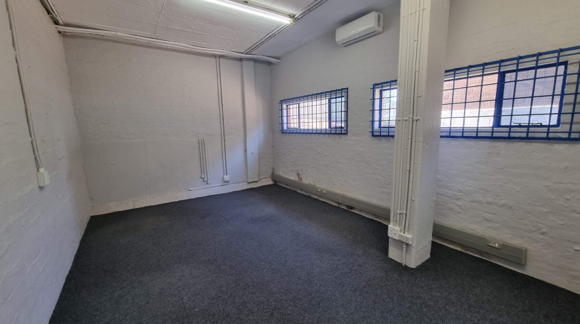 4 Industrial Units in Close Proximity to N3 Property Images