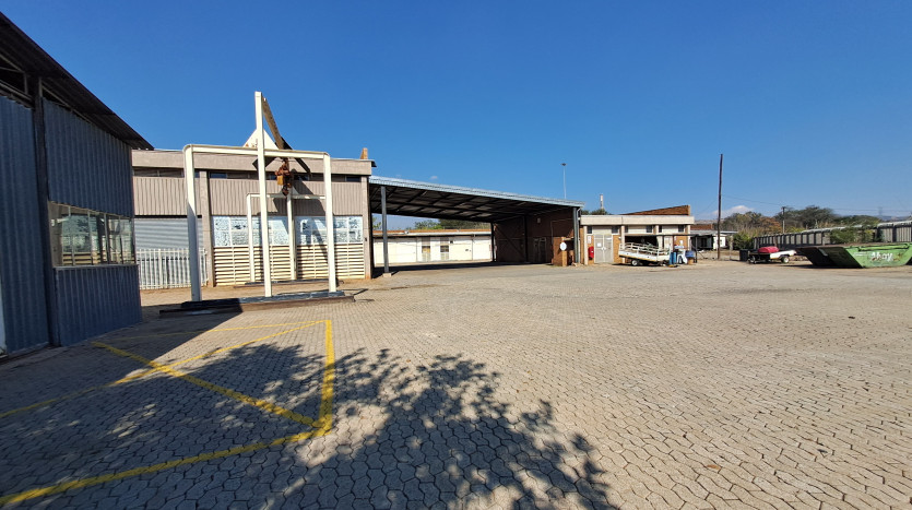 TELKOM PORTFOLIO: Large Industrial Property with Various Outbuildings Property Images