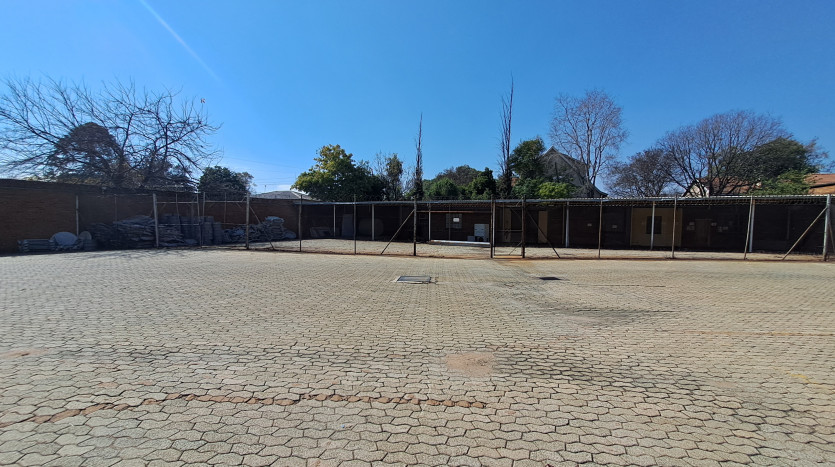 TELKOM PORTFOLIO: Large Industrial Property with Various Outbuildings Property Images