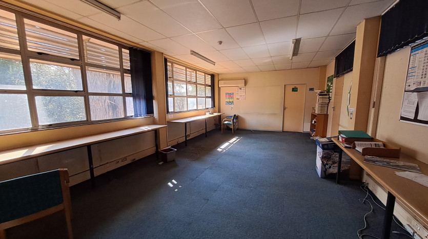 TELKOM PORTFOLIO: Large Industrial Property with Various Outbuildings Property Images