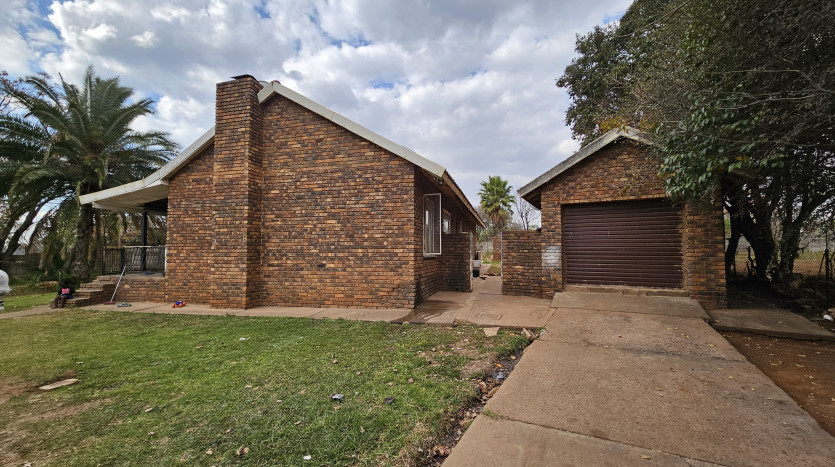 TELKOM PORTFOLIO: Large Residential Estate with 28 Residential Units Property Images