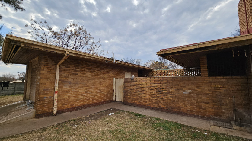 TELKOM PORTFOLIO: Large Residential Estate with 28 Residential Units Property Images