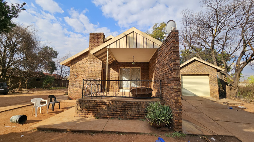 TELKOM PORTFOLIO: Large Residential Estate with 28 Residential Units Property Images