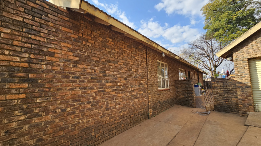 TELKOM PORTFOLIO: Large Residential Estate with 28 Residential Units Property Images