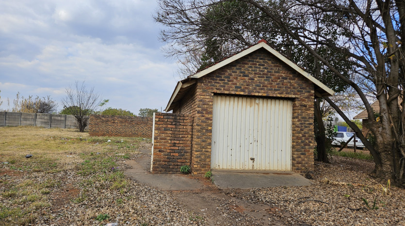 TELKOM PORTFOLIO: Large Residential Estate with 28 Residential Units Property Images