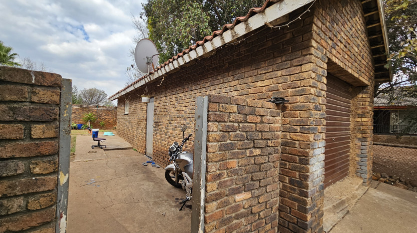 TELKOM PORTFOLIO: Large Residential Estate with 28 Residential Units Property Images