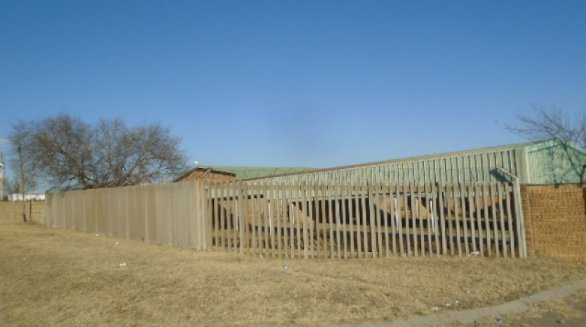 TELKOM PORTFOLIO: Large Industrial Property with Various Outbuildings, Standerton Property Images