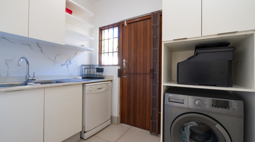 Pet Friendly Complex Living in La Lucia Property Images