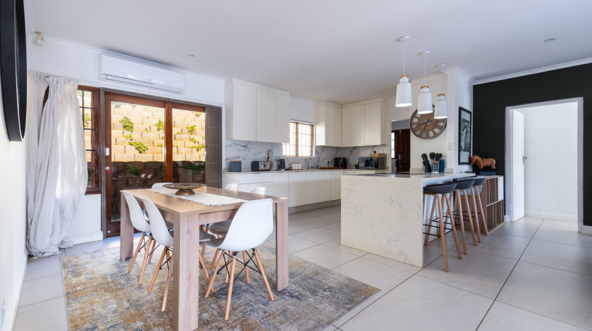 Pet Friendly Complex Living in La Lucia Property Images