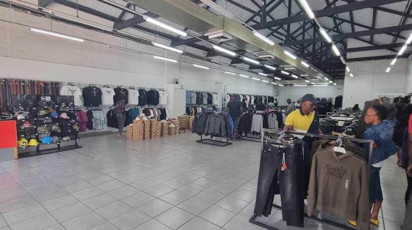 ± 1 400 m² Commercial Property With High Exposure Property Images