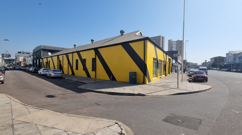 ± 1 400 m² Commercial Property With High Exposure Property Images