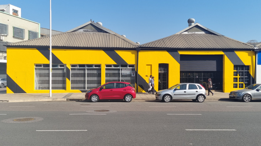 ± 1 400 m² Commercial Property With High Exposure Property Images