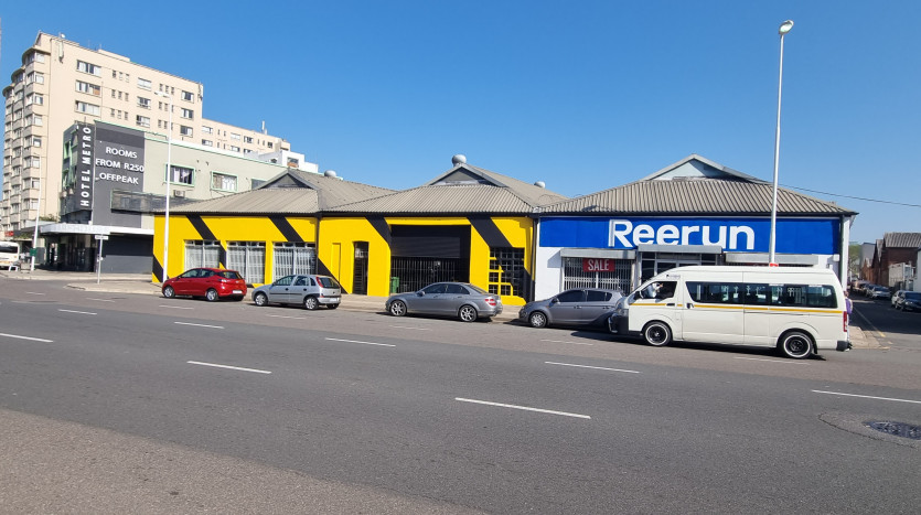 ± 1 400 m² Commercial Property With High Exposure Property Images
