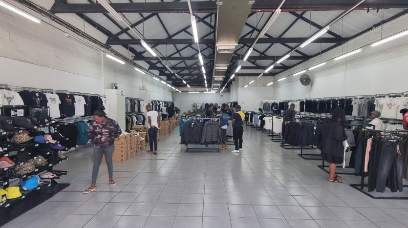 ± 1 400 m² Commercial Property With High Exposure Property Images