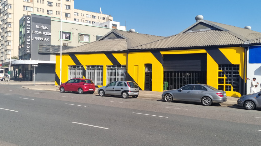 ± 1 400 m² Commercial Property With High Exposure Property Images