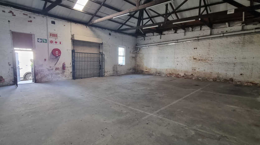 ± 1 400 m² Commercial Property With High Exposure Property Images