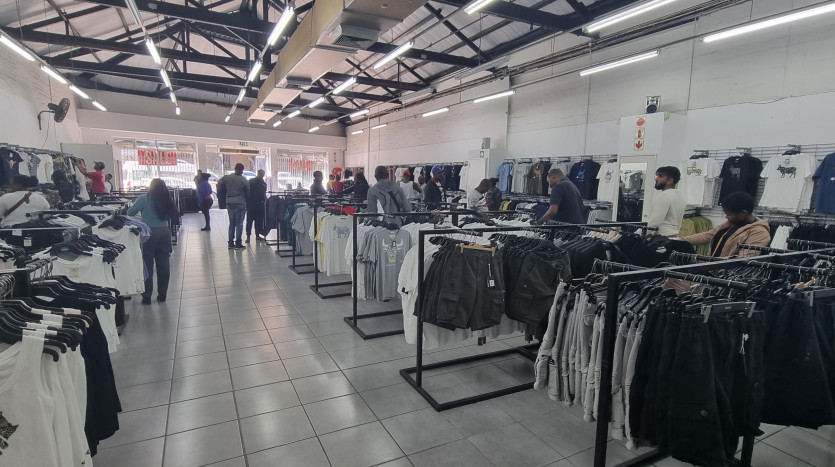 ± 1 400 m² Commercial Property With High Exposure Property Images