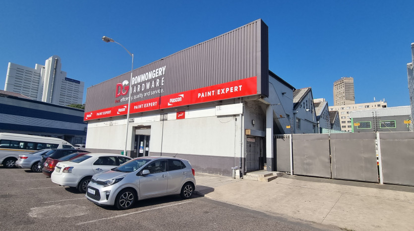 ± 1 080 m² Commercial Property With High Exposure Property Images