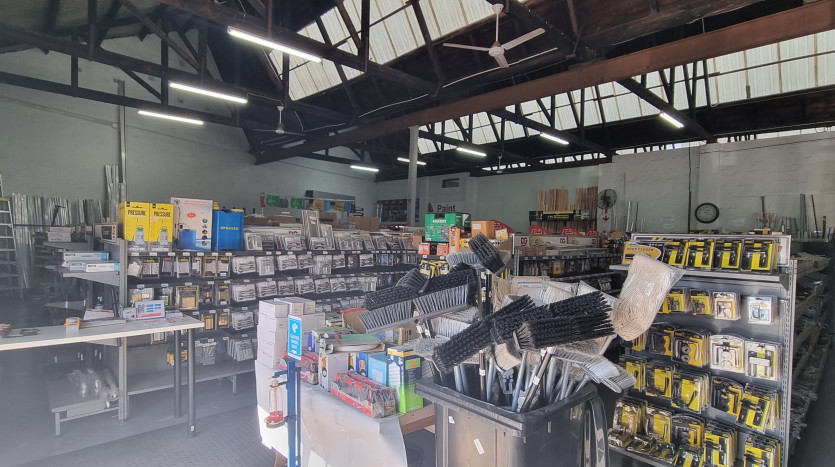 ± 1 080 m² Commercial Property With High Exposure Property Images