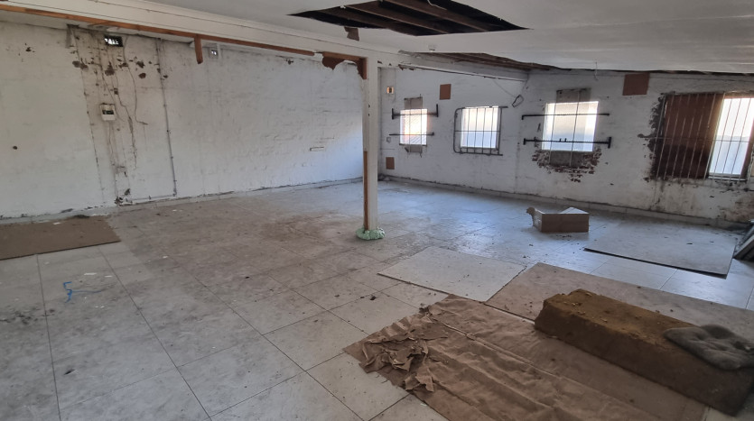 ± 1 080 m² Commercial Property With High Exposure Property Images