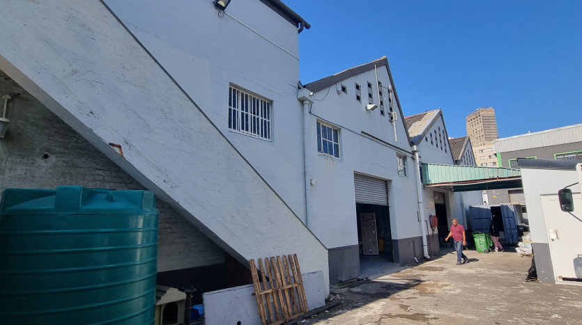 ± 1 080 m² Commercial Property With High Exposure Property Images