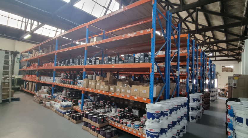 ± 1 080 m² Commercial Property With High Exposure Property Images
