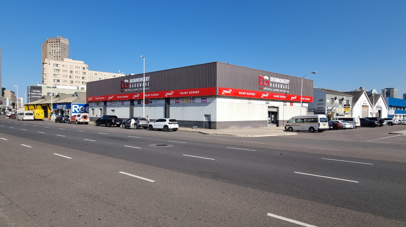 ± 1 080 m² Commercial Property With High Exposure Property Images
