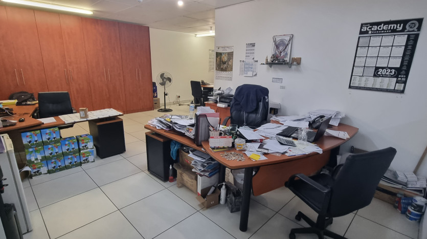 ± 1 080 m² Commercial Property With High Exposure Property Images
