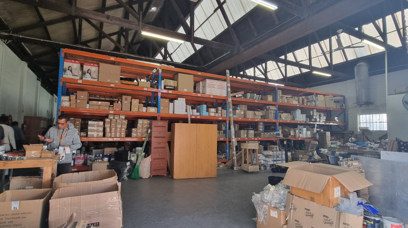± 1 080 m² Commercial Property With High Exposure Property Images