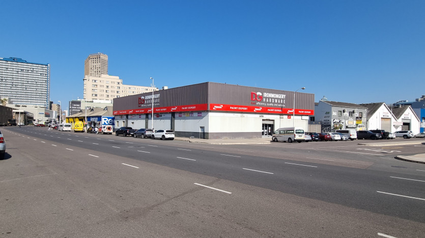 ± 1 080 m² Commercial Property With High Exposure Property Images