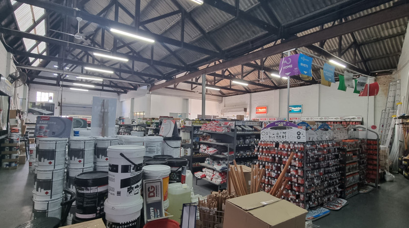 ± 1 080 m² Commercial Property With High Exposure Property Images