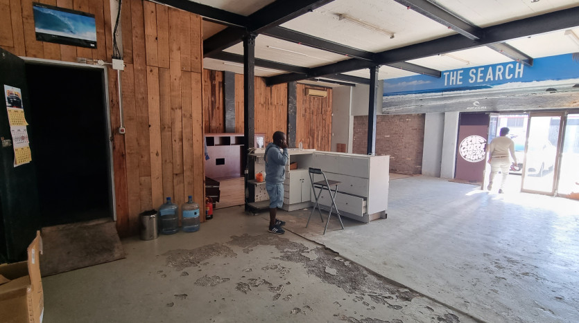 ± 630 m² Commercial Property With High Exposure Property Images