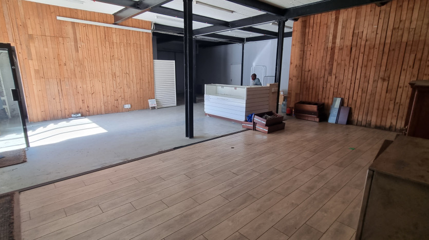 ± 630 m² Commercial Property With High Exposure Property Images