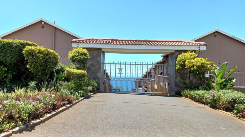 2 Bedroom Apartment with 180 ° Sea Views Property Images