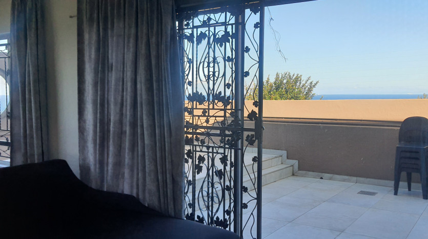 2 Bedroom Apartment with 180 ° Sea Views Property Images