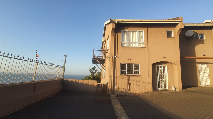 2 Bedroom Apartment with 180 ° Sea Views Property Images