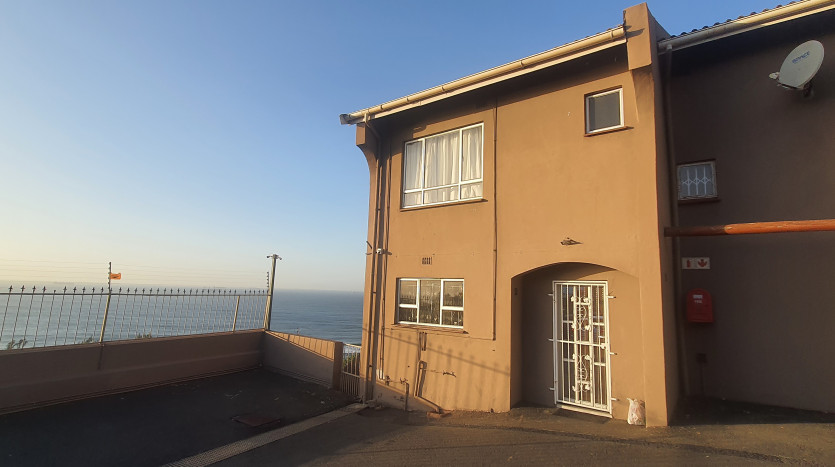 2 Bedroom Apartment with 180 ° Sea Views Property Lead Image
