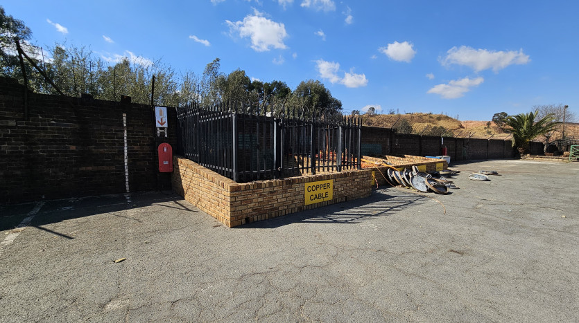 TELKOM PORTFOLIO: Large Industrial Property in Village Deep Property Images