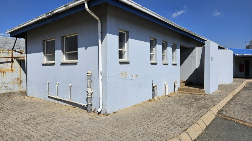 TELKOM PORTFOLIO: Large Industrial Property in Village Deep Property Images