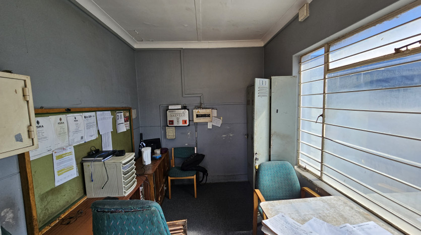 TELKOM PORTFOLIO: Large Industrial Property in Village Deep Property Images