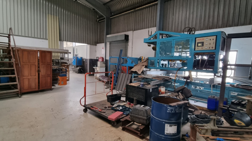 ± 4 400 m² Industrial Property Within Mariann Industrial Park Property Images