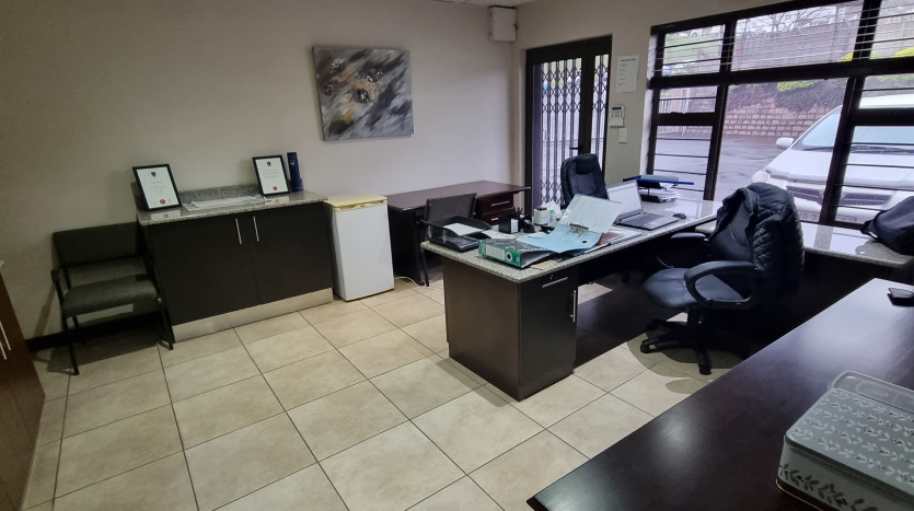 ± 4 400 m² Industrial Property Within Mariann Industrial Park Property Images